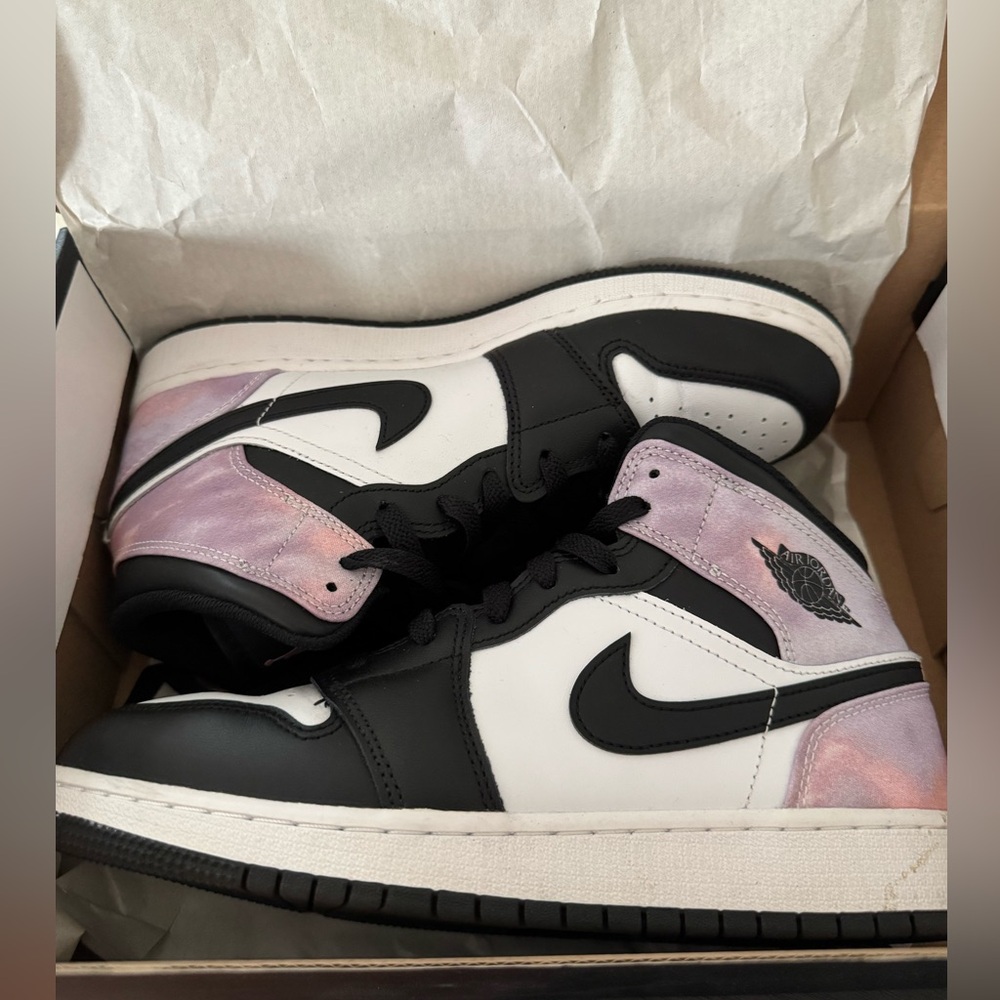 Air Jordan 1 Mid SE “Pink Sapphire” Sneakers